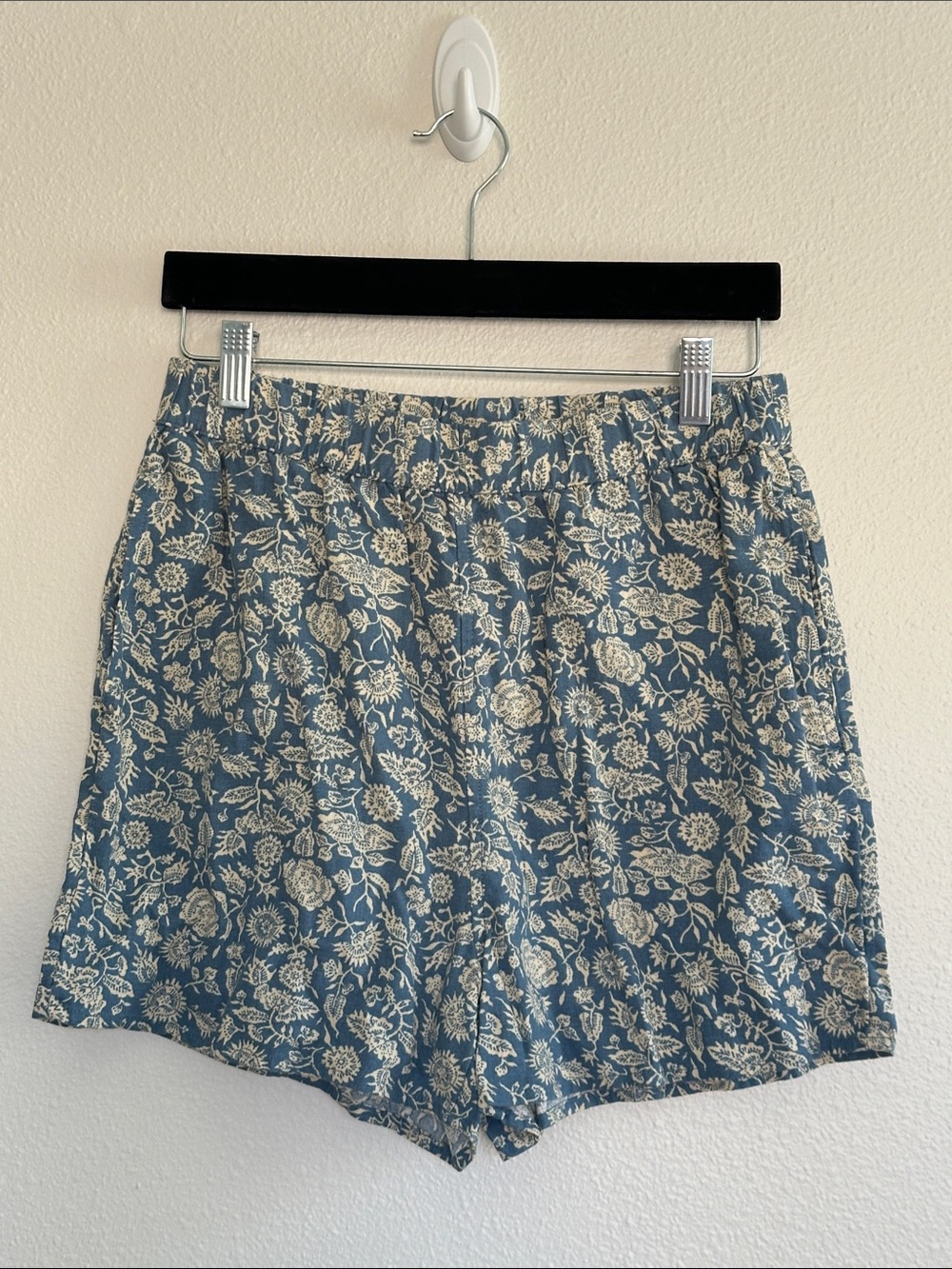 Universal Thread Blue & White Floral Print High-Waist Shorts